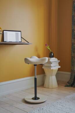 Varier Move Steh-Sitzhocker dreieckig Stehhilfe Theke Infodesk Schalter Rücken Möbel Center beige Holz