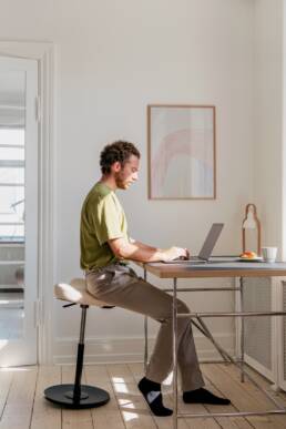 Varier Move Steh-Sitzhocker dreieckig Stehhilfe Theke Infodesk Schalter Rücken Möbel Center beige schwarz ergonomisch Sitzen