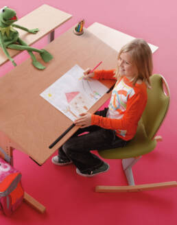 moizi_6_moizi_17 Moizi 6 Kinder-Schaukelstuhl Holz grün Rücken Möbel Center gesund aufwachsen ergonomische Kindermöbel