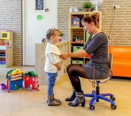 Score Pico für Ergonomie für Kindergartenbetreuer:innen Hort Rücken Möbel Center Zürich Erziehungskraft sitzt auf gleicher Höhe wie das Kind